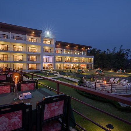 Park Safari Resort Sauraha Buitenkant foto