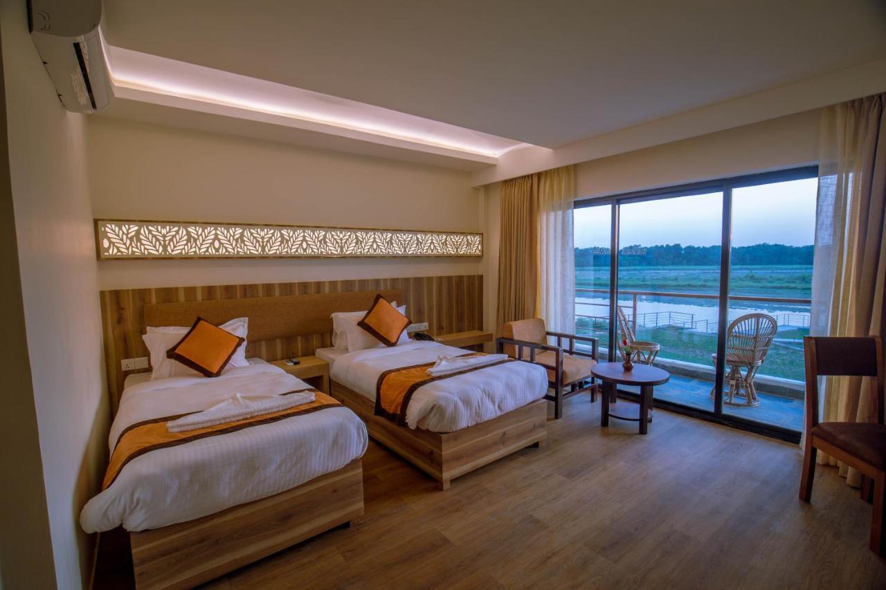 Park Safari Resort Sauraha Buitenkant foto