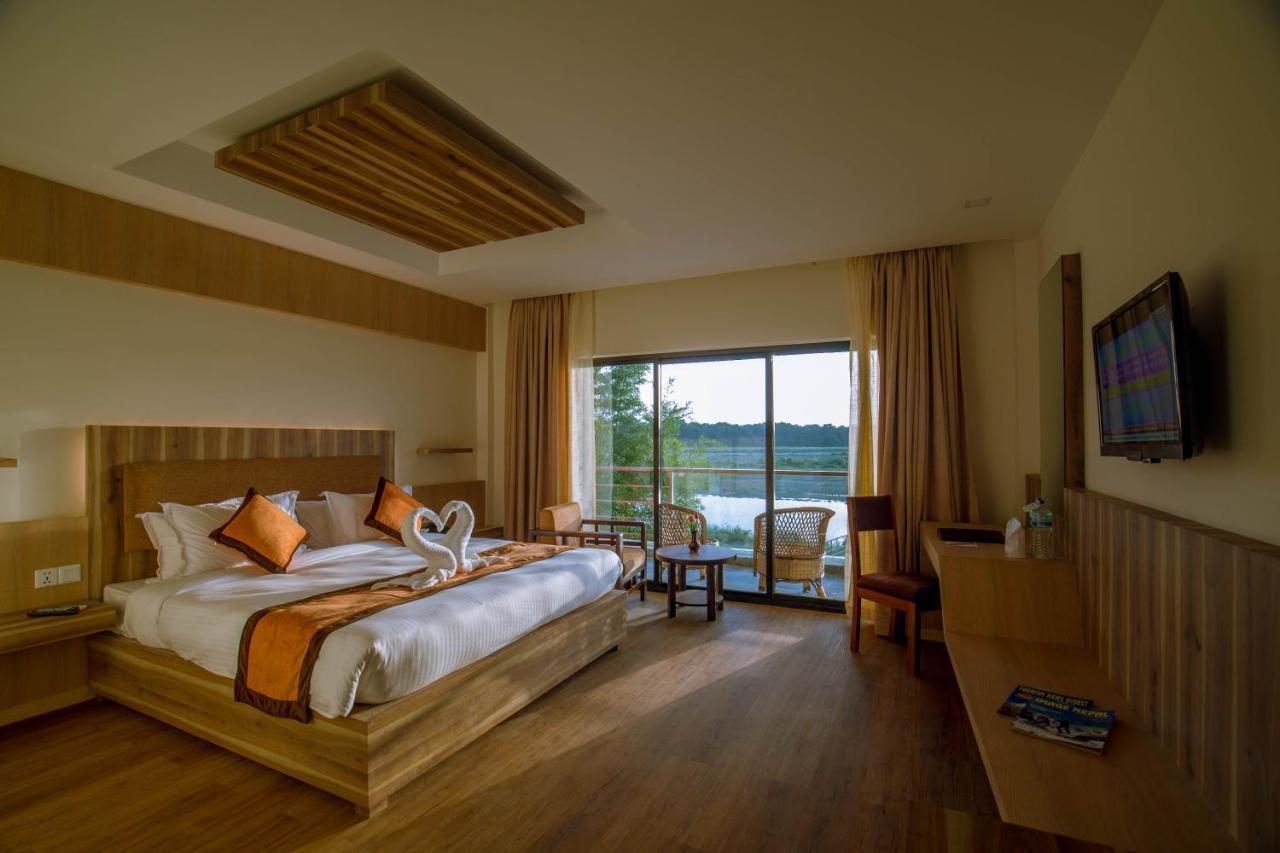 Park Safari Resort Sauraha Buitenkant foto