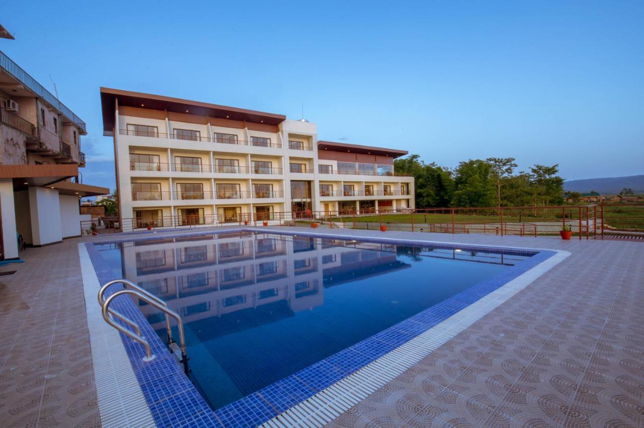 Park Safari Resort Sauraha Buitenkant foto