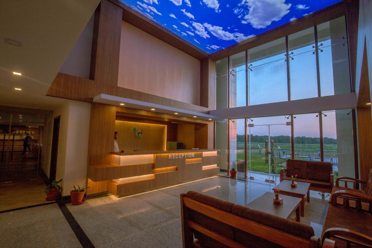 Park Safari Resort Sauraha Buitenkant foto
