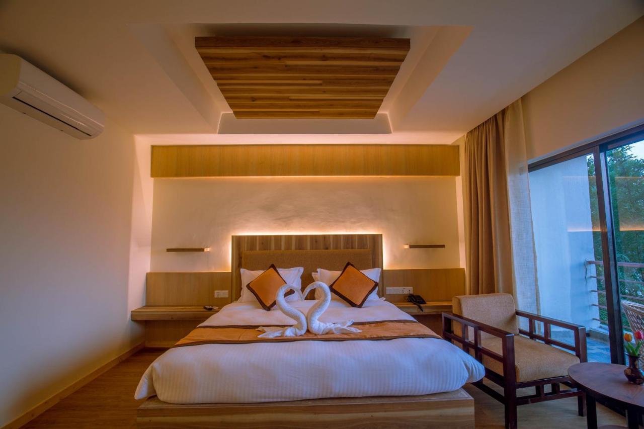 Park Safari Resort Sauraha Buitenkant foto