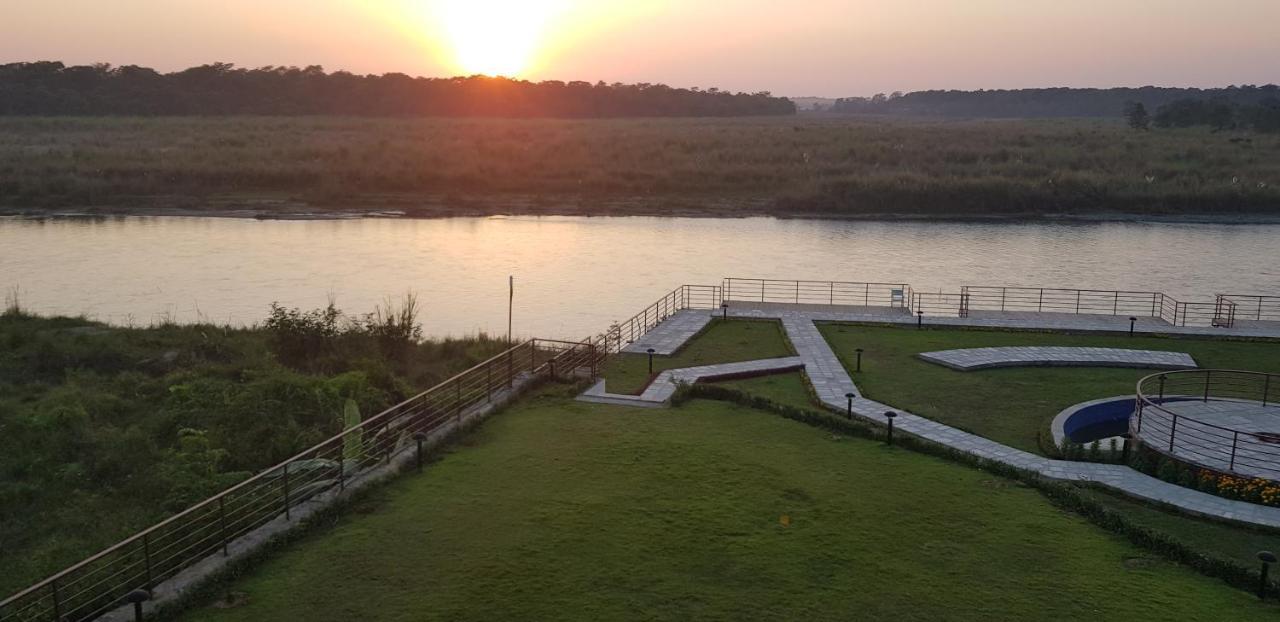 Park Safari Resort Sauraha Buitenkant foto