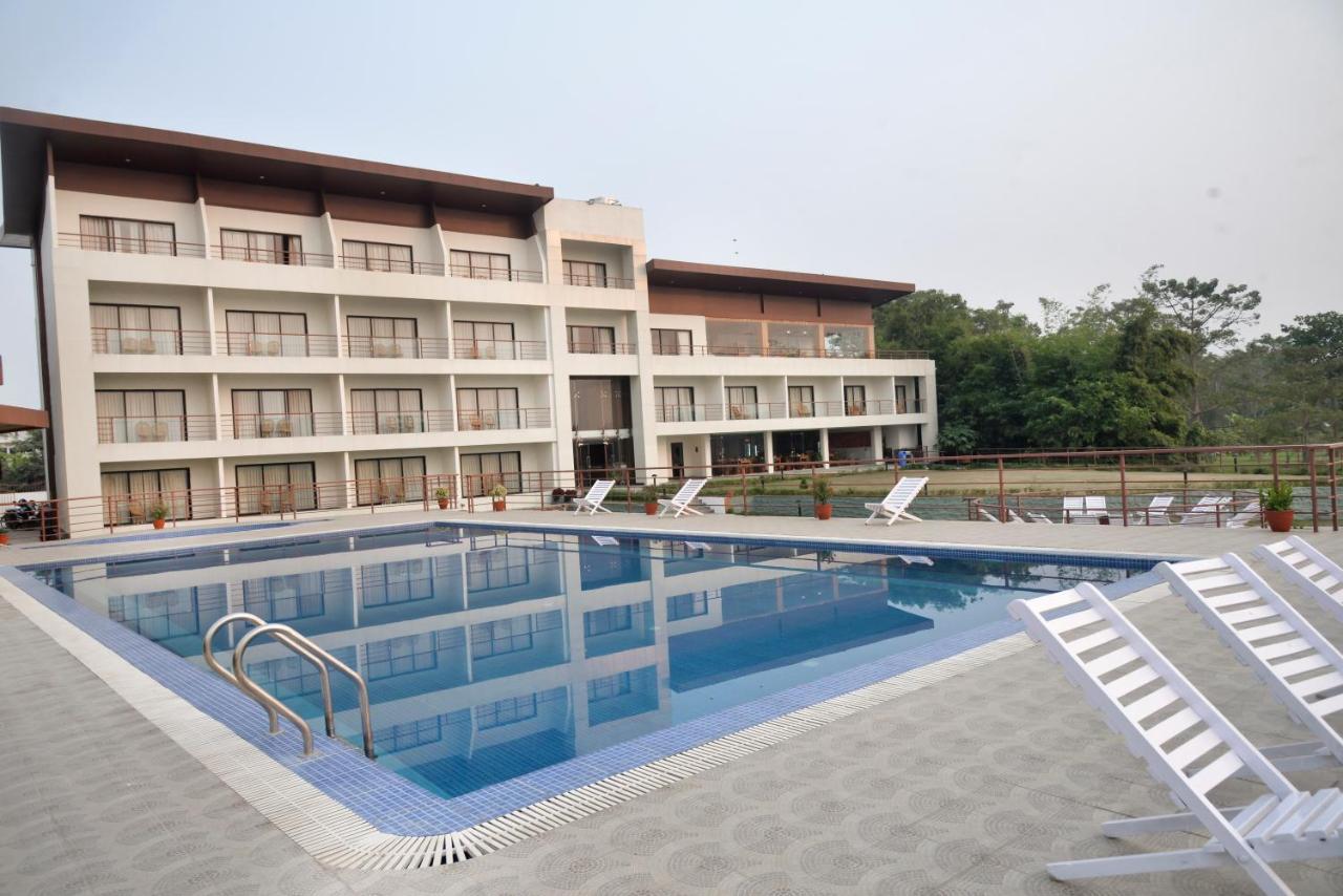 Park Safari Resort Sauraha Buitenkant foto