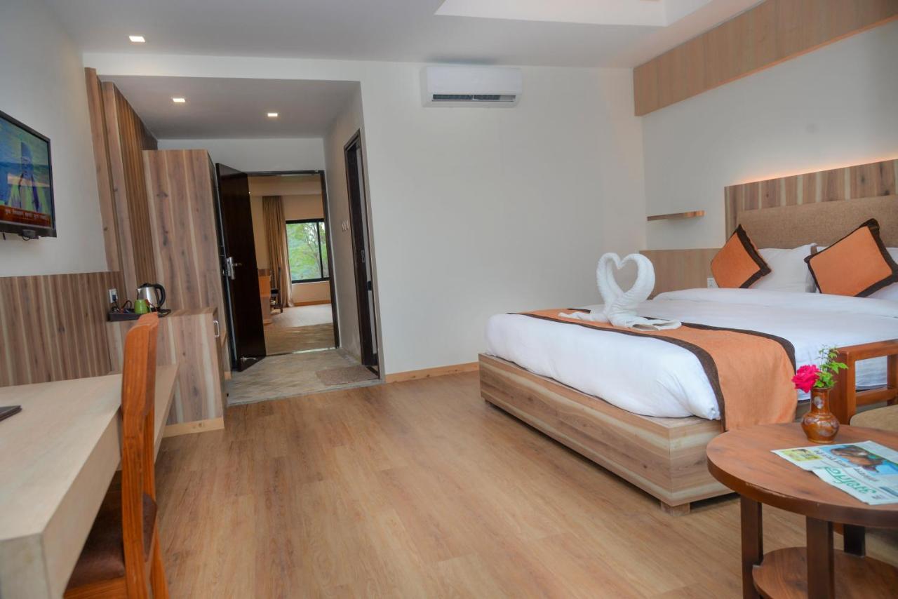 Park Safari Resort Sauraha Buitenkant foto
