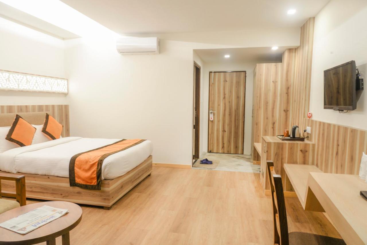 Park Safari Resort Sauraha Buitenkant foto