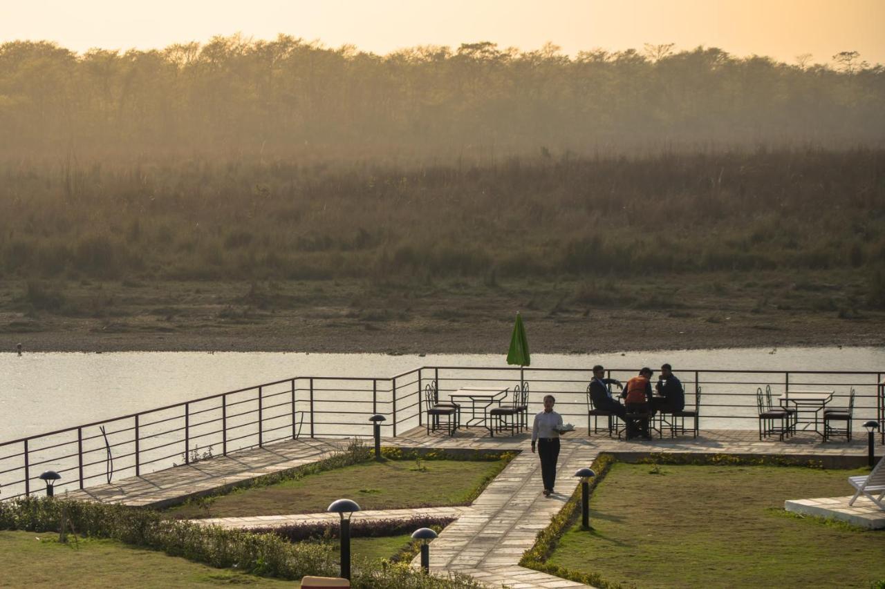 Park Safari Resort Sauraha Buitenkant foto