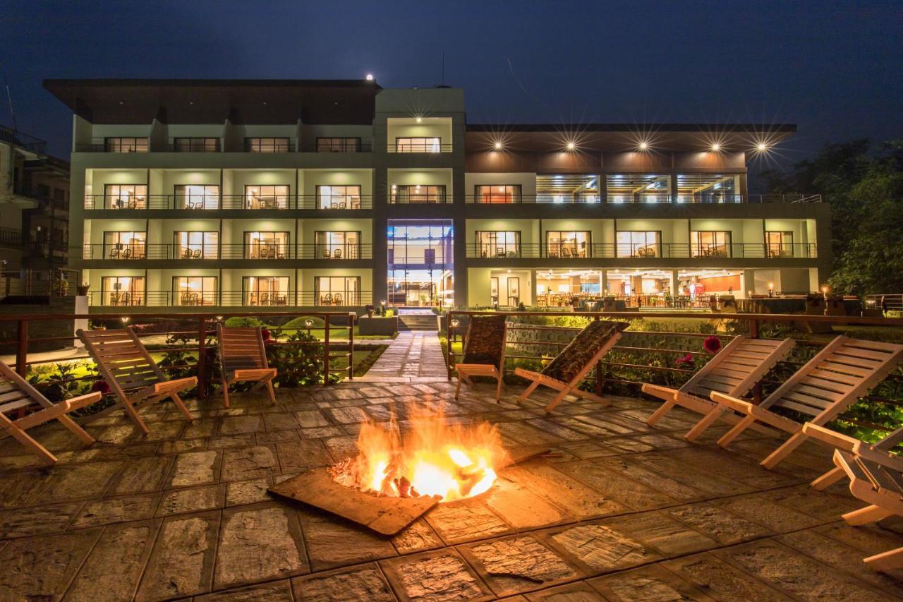 Park Safari Resort Sauraha Buitenkant foto