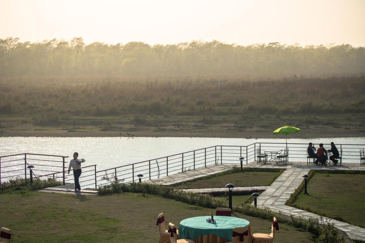 Park Safari Resort Sauraha Buitenkant foto