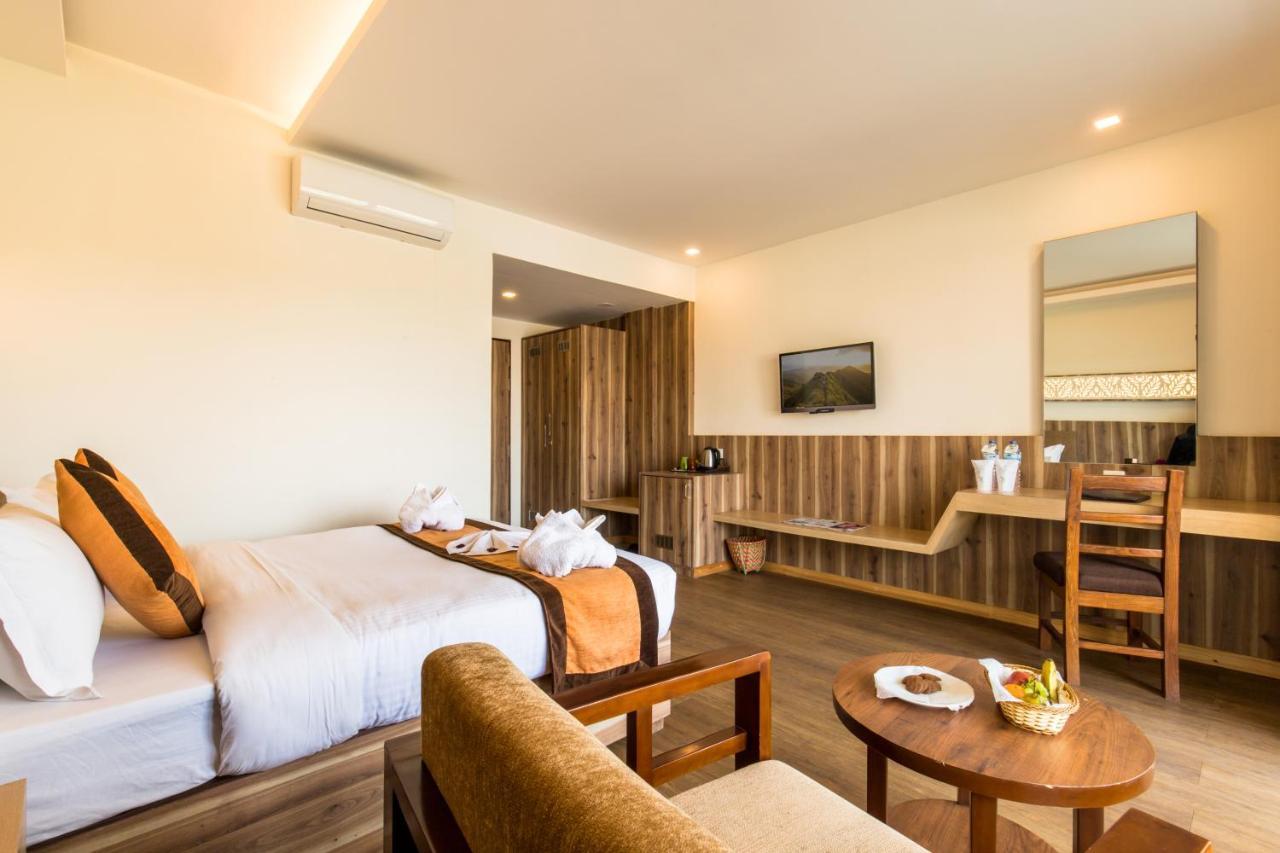 Park Safari Resort Sauraha Buitenkant foto