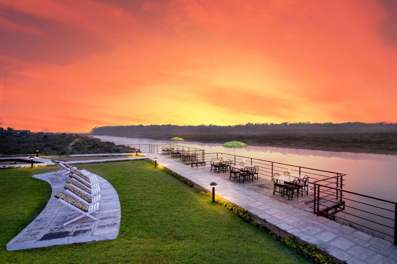 Park Safari Resort Sauraha Buitenkant foto