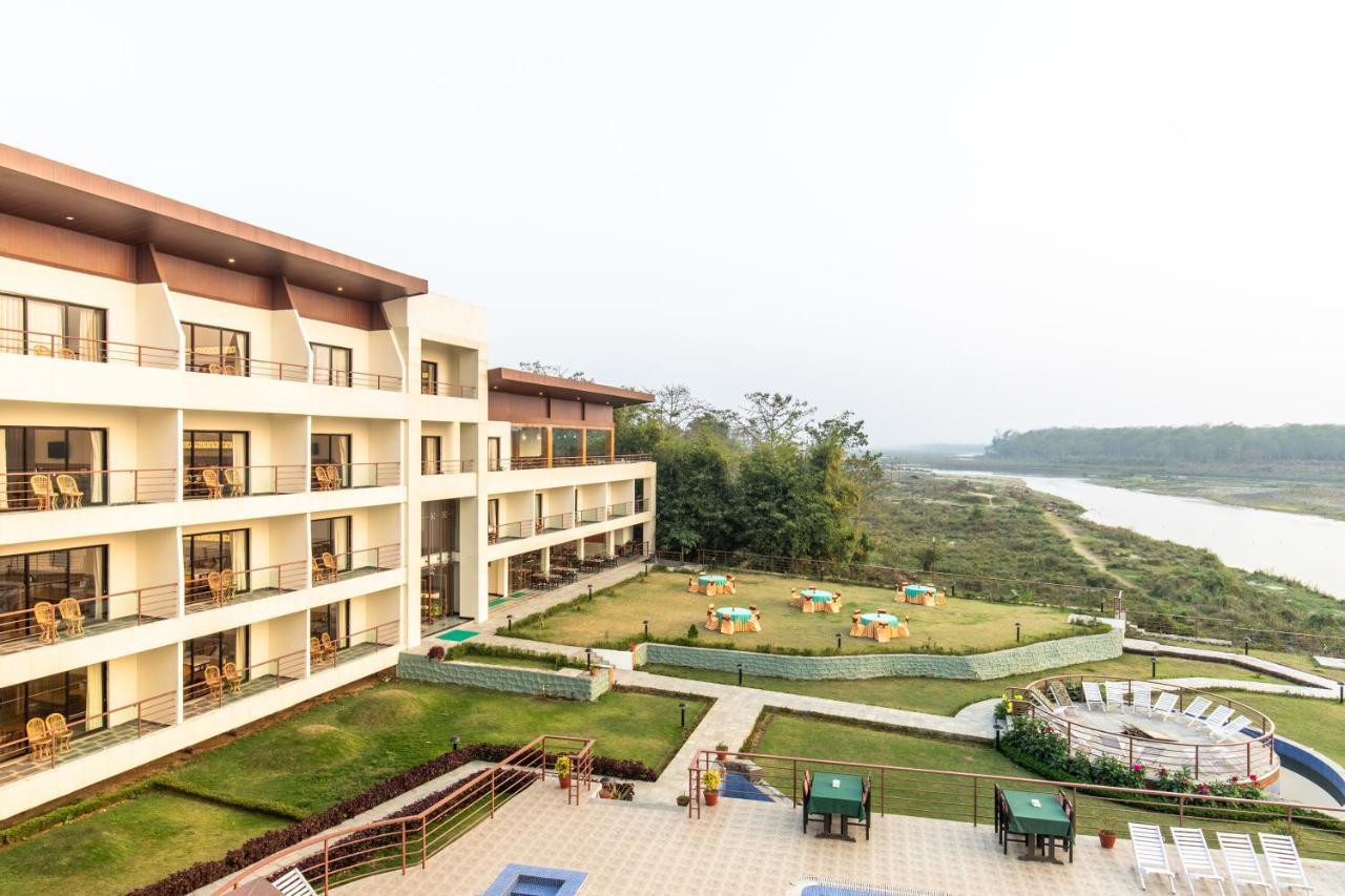 Park Safari Resort Sauraha Buitenkant foto