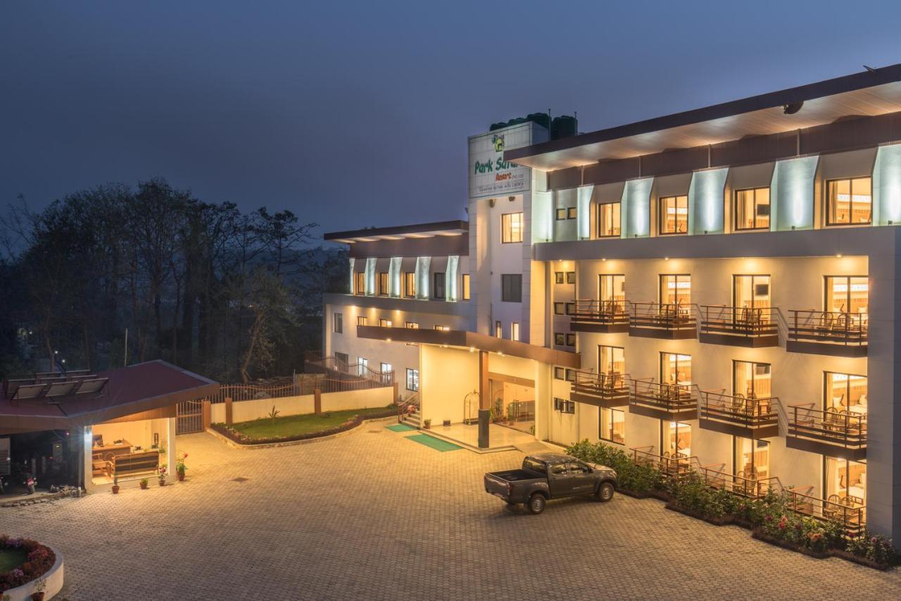 Park Safari Resort Sauraha Buitenkant foto